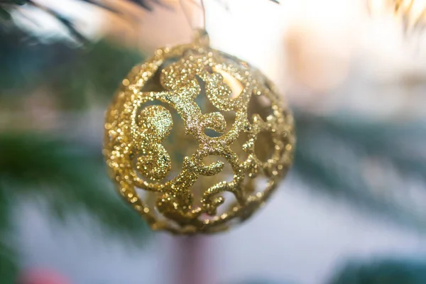 Boule Noël Décorative Dorée Sur Sapin Plein Air Détail Images De Stock Libres De Droits