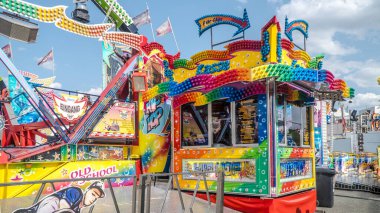 WIESBADEN, HESSE, GERMANY - 07-03-2023 - Wiesbaden 'deki Alman Amerikan Dostluk Festivali' nde renkli lambalarla panayır gezisinin kasasının önü.