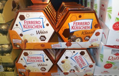 WETZLAR, HESSE, GERMANY 03-14-2022: Raftaki Ferrero Kuesschen çikolataları. Ferrero markalı çikolata ve şekerleme ürünleri üreten İtalyan bir üretici..