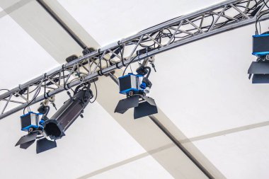 Sahne ışıklandırması bir olay çadırında iskelede asılı.