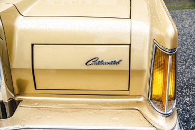 WETTENBERG, HESSE, ALMANY - 07 - 28 - 2023: Geleneksel bir otomobil şovu Altın Metalik LINCOLN CONTINENTAL.