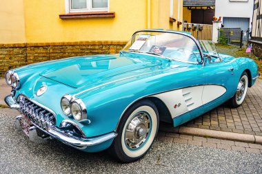 WETTENBERG, HESSE, ALMANY - 07 - 28 - 2023: CHEVROlet CORVETTE 'nin ön farları Giessen, Hesse yakınlarındaki bir Araba Fuarı Altın Yaşlıları' nda.