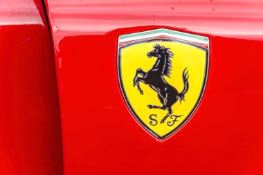 WETTENBERG, HESSE, GERMANY - 07 - 28 - 2023: Ferrari F 40 Logosu Giessen yakınlarındaki Krofdorf-Gleiberg Otomobil Fuarında.