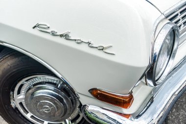 WETTENBERG, HESSE, GERMANY - 07 - 28 - 2023: Hesse, Giessen yakınlarındaki Krofdorf-Gleiberg 'deki geleneksel bir otomobil fuarında klasik OPEL REKORD' dan ayrıntılar.