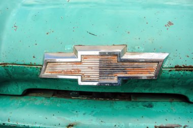 WeTTENBERG, HESSE, GERMANY - 07 - 28 - 2023: Rusty APACHE 10 Kamyon Logosu Krofdorf-Gleiberg 'de, Giessen, Hesse yakınlarındaki geleneksel araba fuarında.