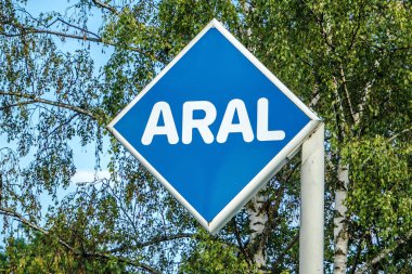 WeTTENBERG, HESSE, GERMANY - 07 - 28 - 2023: Hesse, Giessen yakınlarındaki ARAL Benzin İstasyonu tabelası.