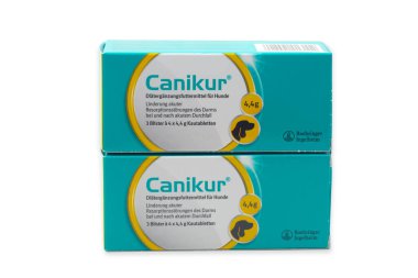 HUETTENBERG, GERMANY - 24 Eylül - 2023: Box CANIKUR, köpeğin ishal için bağırsak fonksiyonlarını düzenlemek üzere özel olarak geliştirilmiş bir diyet beslemesidir..