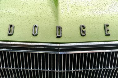 WETTENBERG, HESSE, GERMANY - 07 - 28 - 2023: DODGE Car 'dan ayrıntılar Hesse' deki Giessen tarafından Krofdorf-Gleiberg 'de düzenlenen geleneksel bir Araba Fuarı Altın Eskiler.