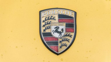 WETTENBERG, HESSE, ALMANY - 07 - 28 - 2023: Porsche Logosu Bir araba fuarında yağmur damlalarıyla ayrıntılı olarak.