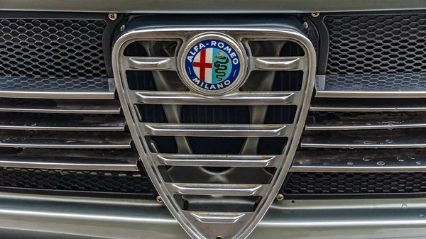Wettenberg Hesse Germany 2023 Логотип Alfa Romeo Giulia Автосалоні Golden — стокове фото