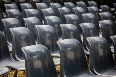 Mekandaki boş sandalyeler etkinlik için hazır..