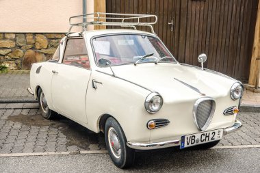 WETTENBERG, HESSE, GERMANY - 07 - 28 - 2023: GOGGOMOBIL Retro Araç, Hans Glas GmbH 'tan küçük bir araba..