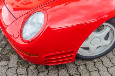 WETTENBERG, HESSE, GERMANY - 07 - 28 - 2023: PORSCHE 959 S 'un Ön Işığı 2016' dan 2018 'e kadar Porsche klasiği PORSCHE 959 S