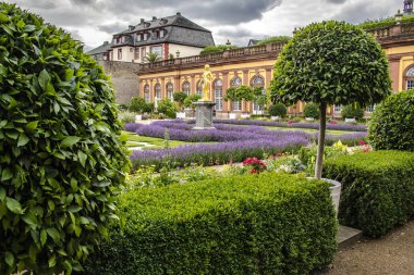 WEILBURG, ALMANY - 06-28-2023 - Weilburg 'daki şatodan halka açık park