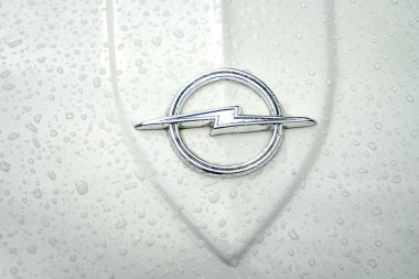WeTTENBERG, HESSE, GERMANY - 07 - 28 - 2023: Hesse yakınlarındaki Giessen yakınlarındaki Krofdorf-Gleiberg 'deki geleneksel bir araba fuarında yağmurlu bir günde klasik OPEL REKORD logosu.