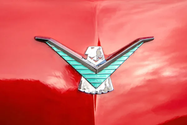 Wettenberg Hesse Germany 2023 Символ Thunderbird Старовинному Автомобілі Традиційному Автосалоні — стокове фото