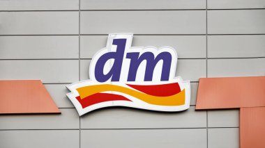 HUETTENBERG, HESSE - ALMANLIK 03 _ 07 _ 2023 DM Logo on a Facade. DM, Karlsruhe merkezli bir Alman eczane zinciri. 3.850 şube ve 66.000 çalışan, Almanya 'nın en büyük eczane grubu..