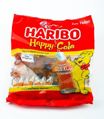 HUETTENBERG, HESSE, GERMANY 28 _ 11 _ 2023: Beyaz arkaplanda izole edilmiş Haribo Happy Cola şekerlerinin üst görünümü