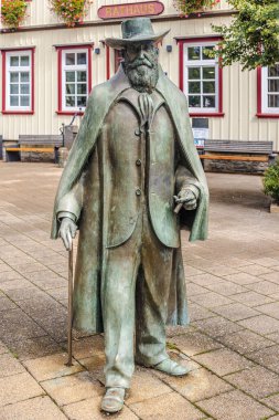 SEESEN, LOWER SAXONY, GERMANY - Eylül-01-2023: Seesen 'deki Wilhelm Bush heykelinin portresi, Almanya' nın en etkili mizahi şair ve illüstratörlerinden biriydi..