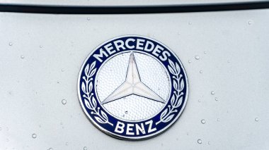 WeTTENBERG, HESSE, ALMANY - 07 - 28 - 2023: MerCEDES BENZ logo araba amblemi ve marka logosu. Almanya 'nın ünlü otomobil üreticilerinden biri tarafından yapılan modern ve yüksek teknoloji otomobil..