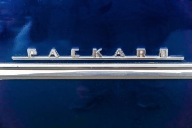 WETTENBERG, HESSE, GERMANY - 07 - 28 - 2023: Giessen, Hesse yakınlarındaki Krofdorf-Gleiberg 'de geleneksel bir otomobil fuarında harfleri olan Vintage PACKARD Car.