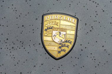 WETTENBERG, HESSE, GERMANY - 07 - 28 - 2023: Altın Vintage PORSCHE Sembolü.