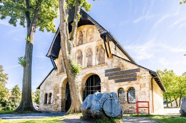 Goslar 'daki tarihi Katedral Geçidi Yazın güneşli bir gününde.