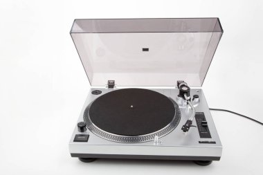 HUETTENBERG, HESSE, ALMANY 23 _ 11 _ 2023: DUAL Turntable aydınlık arkaplanda izole edildi. DUAL şirketi 1907 yılında Kara Orman 'daki St. Georgen' de Steidinger kardeşler tarafından kuruldu..
