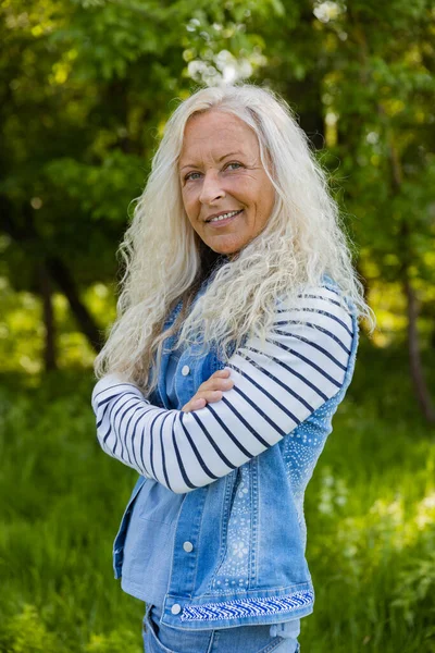 Hermosa Anciana Con Los Brazos Cruzados Parque Público — Foto de Stock