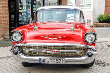 WETTENBERG, HESSE, ALMANY - 07 - 28 - 2023: Giessen, Hesse yakınlarındaki bir araba fuarında Red CHEVROlet Limuzinin Önü,