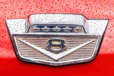 WETTENBERG, HESSE, GERMANY - 07 - 28 - 2023: ForD F100 Pickup Truck 'tan Krofdorf-Gleiberg' deki Altın Eskiler Otomobil Fuarı 'nda logo, Hesse' deki Giessen yakınlarında..