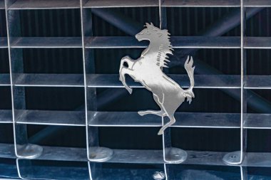 WeTTENBERG, HESSE, ALMANY - 07 - 28 - 2023: radyatör ızgarasında gümüş FERRARI HORSE Logosu.