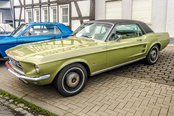 Wettenberg Hesse Germany 2023 Класичний Ford Mustang Традиційному Автосалоні Golden — стокове фото