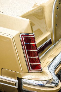 WETTENBERG, HESSE, ALMANY - 07 - 28 - 2023: Geleneksel bir otomobil şovu Altın Metalik LINCOLN CONTINENTAL.