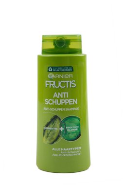 HUETTENBERG, HESSE, GERMANY - 2023-08-31: Şampuan ve saç kremi Garnier Fructis beyaz arka planda izole edildi.