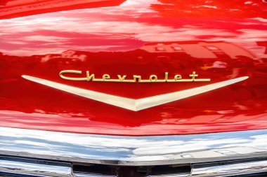 WETTENBERG, HESSE, ALMANY - 07 - 28 - 2023: Krofdorf-Gleiberg Altın Eskiler 'deki geleneksel bir araba fuarında Altın Harfli ChEVROlet.