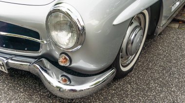 WeTTENBERG, HESSE, GERMANY - 07 - 28 - 2023: MerCEDES BENZ 300 SL ön ışığı, Alman üretici Mercedes-Benz tarafından 1954 ve 1963 yılları arasında üretilen iki koltuklu süper otomobil..