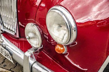 WeTTENBERG, HESSE, ALMANY - 07 - 28 - 2023: Klasik MG Car 'ın ön farları. Geleneksel Araba Fuarı Altın Eskiler 'de İngiliz MG retro Car. MG, 2005 yılına kadar MG Rover Group 'a ait bir İngiliz otomobil markasıydı.