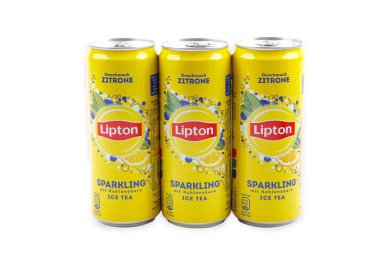 HUETTENBERG, HESSE, ALMANY - 2023-08-31: LIPTON Köpüklü Buz Çayı. Limonlu ve beyaz aromalı Lipton buzlu çayı..