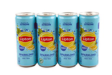 HUETTENBERG, HESSE, ALMANY - 2023-08-31: LIPTON Köpüklü Buz Çayı. Limonlu ve beyaz aromalı Lipton buzlu çayı..