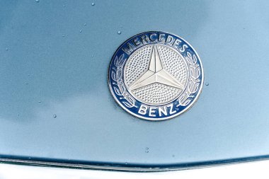 WeTTENBERG, HESSE, GERMANY - 07 - 28 - 2023: Metalik mavi bir araba üzerindeki klasik Mercedes BENZ Sembolü.