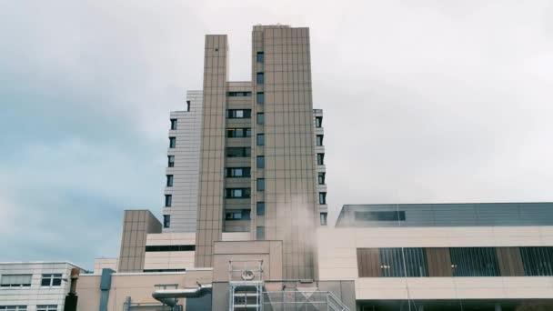Bina Kompleksindeki Isıtma Sisteminin Basınç Boşaltma Vanasından Buhar Çıkıyor — Stok video