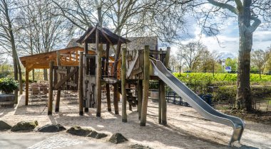 Halka açık bir parkta Tahta Oyun Bahçesi.