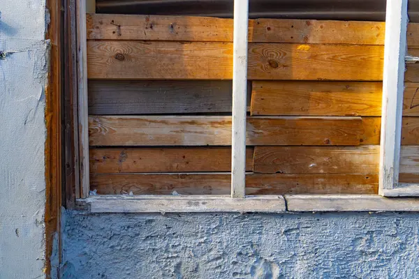 Розбите Вікно Покрите Коричневими Дерев Яними Рейками Рішення Переробки Стокове Зображення