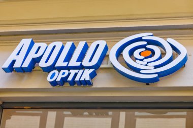QUEDLINBURG, GERMANY - 6 Eylül 2023: Quedlinburg 'da bir cephede APOLO Optiks Logosu. APOLLO - Optik, perakende gözlük odaklı bir Alman optik şirketidir. Avrupa 'nın en büyük optik şirketi..