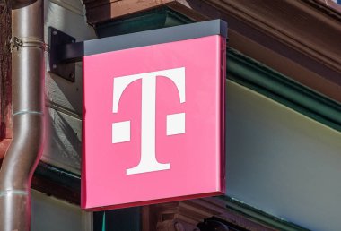 QUEDLINBURG, ALMANY - 6 Eylül 2023: Deutsche Telekom 'un Logosu. Deutsche Telekom 'un ürün ve hizmetlerini satan 750 civarında 