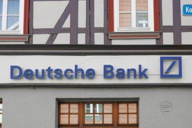 WERNIGERODE, GERMANY - 5 Eylül 2023: Wernigerode, Almanya 'da bir evin cephesinde DEUTSCHE BANK Logosu.