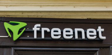 QUEDLINBURG, GERMANY - 6 Eylül 2023: Şehir merkezindeki gri mağaza ön cephesi, Alman şirketi, mobil telekomünikasyon ve web içeriği sağlayıcısı, kopyalama alanı