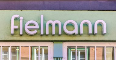 WERNIGERODE, ALMANY - 5 Eylül 2023: Wernigerode, Almanya 'da bir evin cephesinde FIELMANN İşaret Logosu. Fielmann mağazası. Fielmann Avrupa 'daki en büyük optik zincirdir...