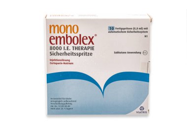 HUETTENBERG; ALMANY - 18 Mart 2024: Mono Embolex 8000 I.E. Güvenlik şırıngası tedavisi. Mono Embolex, küresel Viatris Sağlık Şirketi 'nin bir ürünü..
